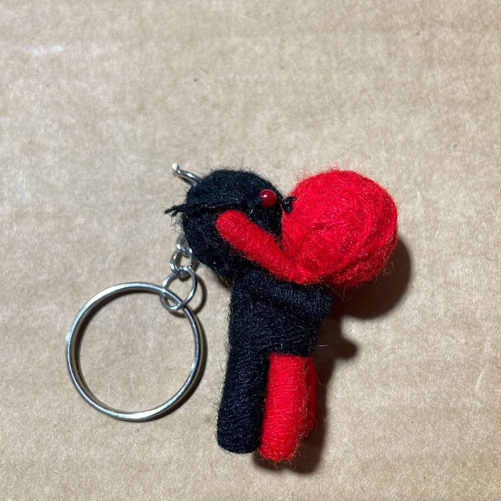 Couple hugging yarn doll keychain